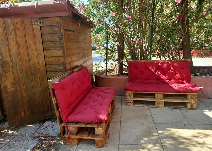 Mobil Climatise Avec Terrasse Dans L'escale, Calme, A 20 Mn A Pied De La 캠프장 아그