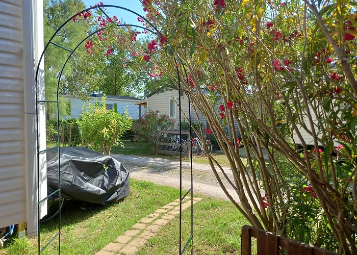 Mobil Climatise Avec Terrasse Dans L'escale, Calme, A 20 Mn A Pied De La 캠프장