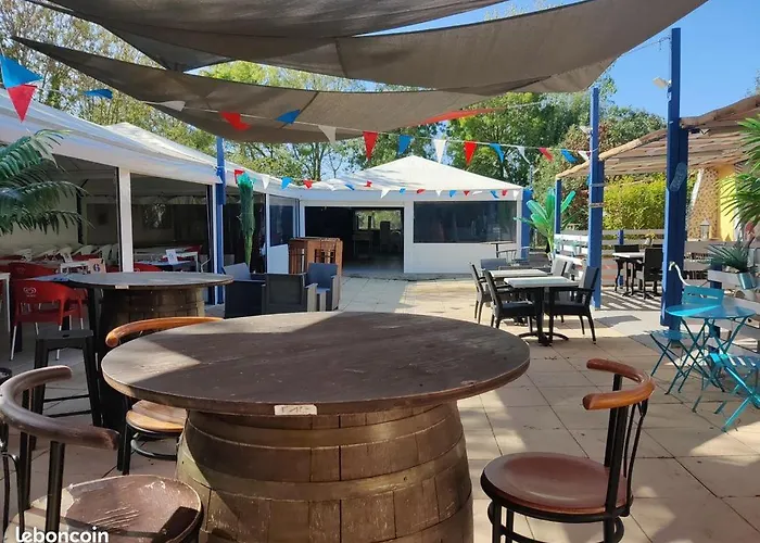 Mobil Climatise Avec Terrasse Dans L'escale, Calme, A 20 Mn A Pied De La 캠프장